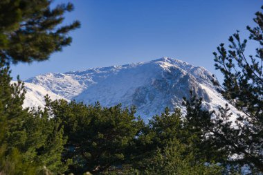 Madrid, İspanya yakınlarındaki Sierra de Guadarrama dağlarında kış manzarası