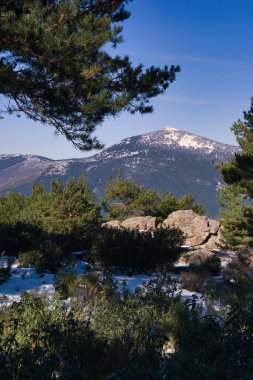 Madrid, İspanya yakınlarındaki Sierra de Guadarrama dağlarında kış manzarası