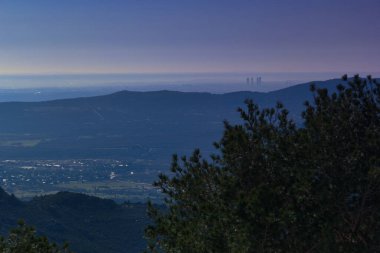 Madrid, İspanya yakınlarındaki Sierra de Guadarrama dağlarında kış manzarası