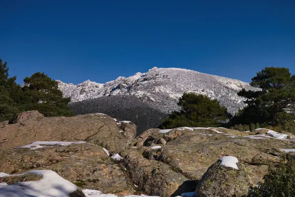 Madrid, İspanya yakınlarındaki Sierra de Guadarrama dağlarında kış manzarası