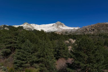 Madrid, İspanya yakınlarındaki Sierra de Guadarrama dağlarında kış manzarası