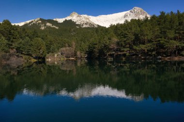 Madrid, İspanya yakınlarındaki Sierra de Guadarrama dağlarında kış manzarası