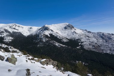 Madrid, İspanya yakınlarındaki Sierra de Guadarrama dağlarında kış manzarası