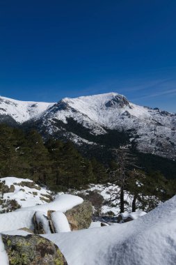 Madrid, İspanya yakınlarındaki Sierra de Guadarrama dağlarında kış manzarası
