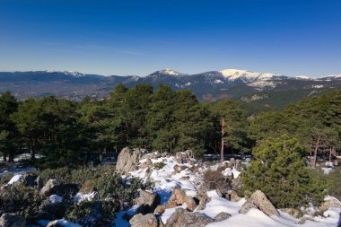 Madrid, İspanya yakınlarındaki Sierra de Guadarrama dağlarında kış manzarası