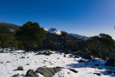 Madrid, İspanya yakınlarındaki Sierra de Guadarrama dağlarında kış manzarası