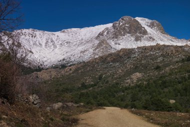 Madrid, İspanya yakınlarındaki Sierra de Guadarrama dağlarında kış manzarası