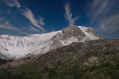 Madrid, İspanya yakınlarındaki Sierra de Guadarrama dağlarında kış manzarası