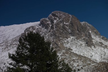 Madrid, İspanya yakınlarındaki Sierra de Guadarrama dağlarında kış manzarası