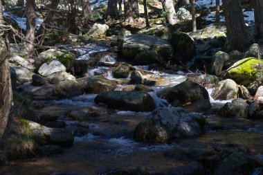 Madrid, İspanya yakınlarındaki Sierra de Guadarrama dağlarında kış manzarası
