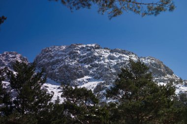Madrid, İspanya yakınlarındaki Sierra de Guadarrama dağlarında kış manzarası