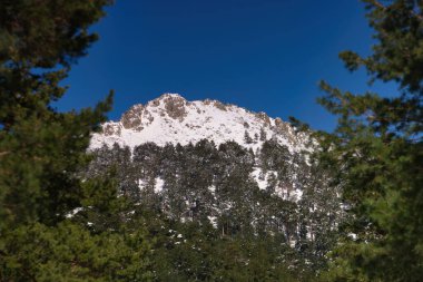 Madrid, İspanya yakınlarındaki Sierra de Guadarrama dağlarında kış manzarası