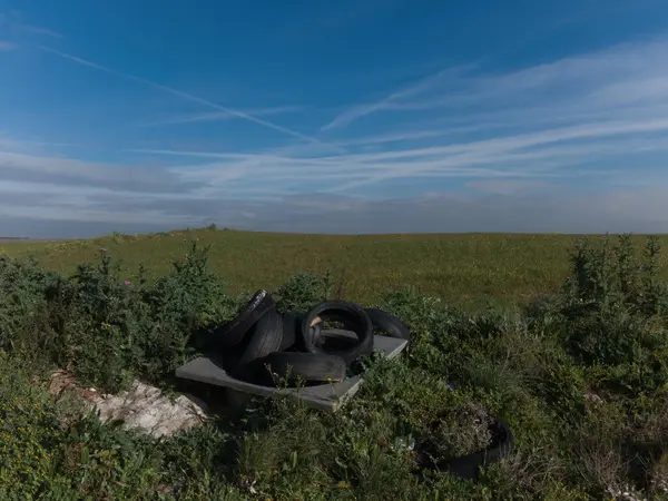 Müll Einschließlich Autoreifen Die Draußen Auf Feldern Auf Dem Land — Stockfoto