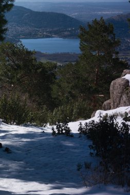 Madrid, İspanya yakınlarındaki Sierra de Guadarrama dağlarında kış manzarası