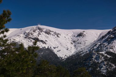 Madrid, İspanya yakınlarındaki Sierra de Guadarrama dağlarında kış manzarası