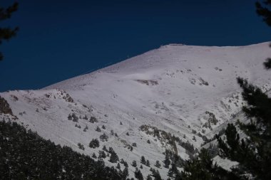 Madrid, İspanya yakınlarındaki Sierra de Guadarrama dağlarında kış manzarası