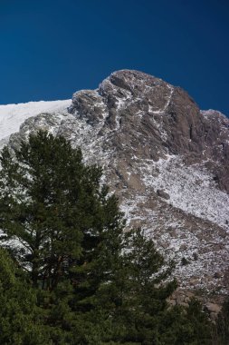 Madrid, İspanya yakınlarındaki Sierra de Guadarrama dağlarında kış manzarası
