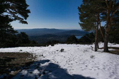 Madrid, İspanya yakınlarındaki Sierra de Guadarrama dağlarında kış manzarası