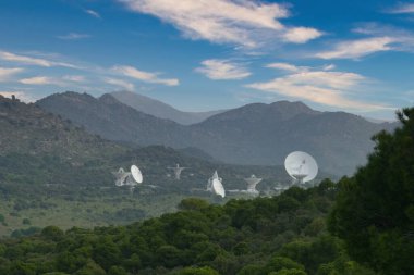 Madrid yakınlarındaki İspanyol Sierra de Guadarrama dağ sırasındaki radyo teleskopları.