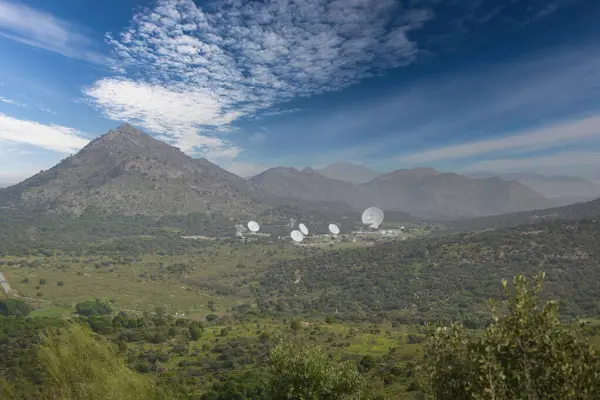 Madrid yakınlarındaki İspanyol Sierra de Guadarrama dağ sırasındaki radyo teleskopları.