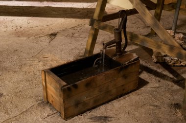 Eski zamanlardan kalma eski bir su pompası hidrolojik bir cihaz.