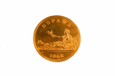 Beyaz zemin üzerinde izole edilmiş eski İspanyol altın sikkesi Ödeme eski araçları