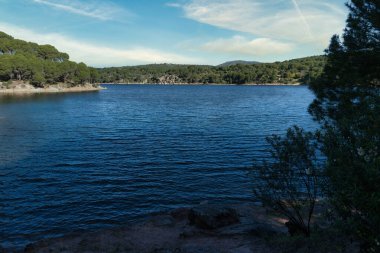 Güneşli bir günde Madrid yakınlarında İspanya 'da bir dağ gölü baharı manzarası