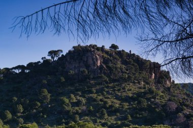 Baharda dağ manzarası güneşli bir günde Madrid yakınlarında.