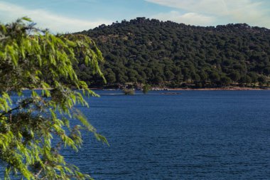 Güneşli bir günde Madrid yakınlarında İspanya 'da bir dağ gölü baharı manzarası