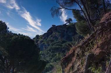Baharda dağ manzarası güneşli bir günde Madrid yakınlarında.