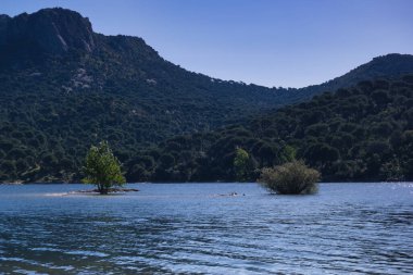 Güneşli bir günde Madrid yakınlarında İspanya 'da bir dağ gölü baharı manzarası