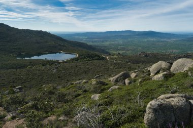 Madrid yakınlarında güneşli bir günde bahar dağı manzarası.
