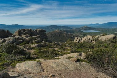 Madrid yakınlarında güneşli bir günde bahar dağı manzarası.