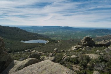 Madrid yakınlarında güneşli bir günde bahar dağı manzarası.