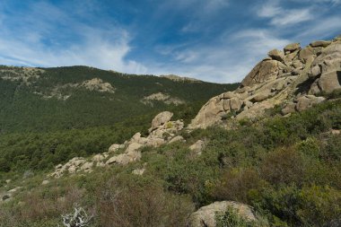 Madrid yakınlarında güneşli bir günde bahar dağı manzarası.