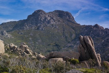 Madrid yakınlarında güneşli bir günde bahar dağı manzarası.