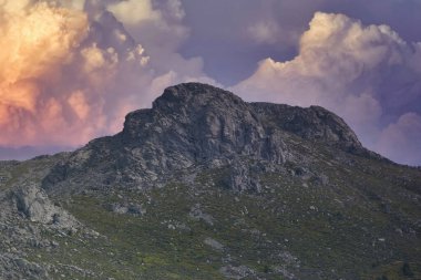 Madrid yakınlarında güneşli bir günde bahar dağı manzarası.