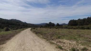 Madrid yakınlarındaki Sierra de Guadarrama dağlarında bahar manzarası