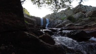 Madrid yakınlarındaki Sierra de Guadarrama dağlarında bahar manzarası