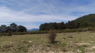 Madrid yakınlarındaki Sierra de Guadarrama dağlarında bahar manzarası