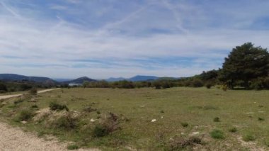 Madrid yakınlarındaki Sierra de Guadarrama dağlarında bahar manzarası