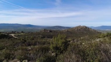 Madrid yakınlarındaki Sierra de Guadarrama dağlarında bahar manzarası