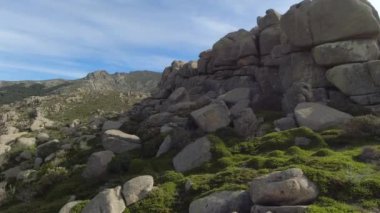 Madrid yakınlarındaki Sierra de Guadarrama dağlarında bahar manzarası