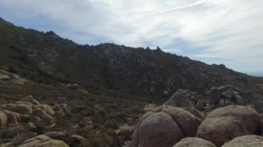 Madrid yakınlarındaki Sierra de Guadarrama dağlarında bahar manzarası