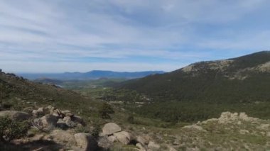 Madrid yakınlarındaki Sierra de Guadarrama dağlarında bahar manzarası