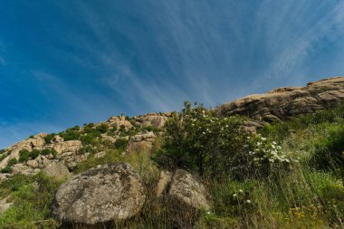 İspanya 'nın merkezindeki dağların bahar manzarası