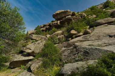 İspanya 'nın merkezindeki dağların bahar manzarası