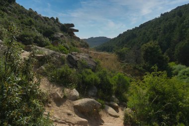 İspanya 'nın merkezindeki dağların bahar manzarası