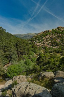 İspanya 'nın merkezindeki dağların bahar manzarası