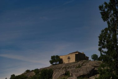 İspanya 'nın merkezindeki dağların bahar manzarası